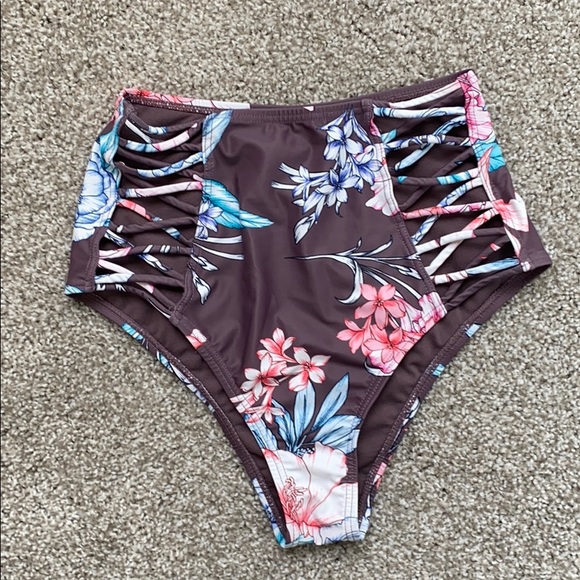 Two piece swimsuit - Picture 2 of 3